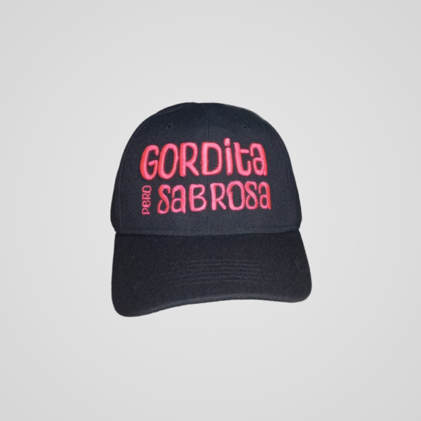 Gorra Clásica con Frase Única 🧢 Gordita Pero Sabrosa - Imagen 3